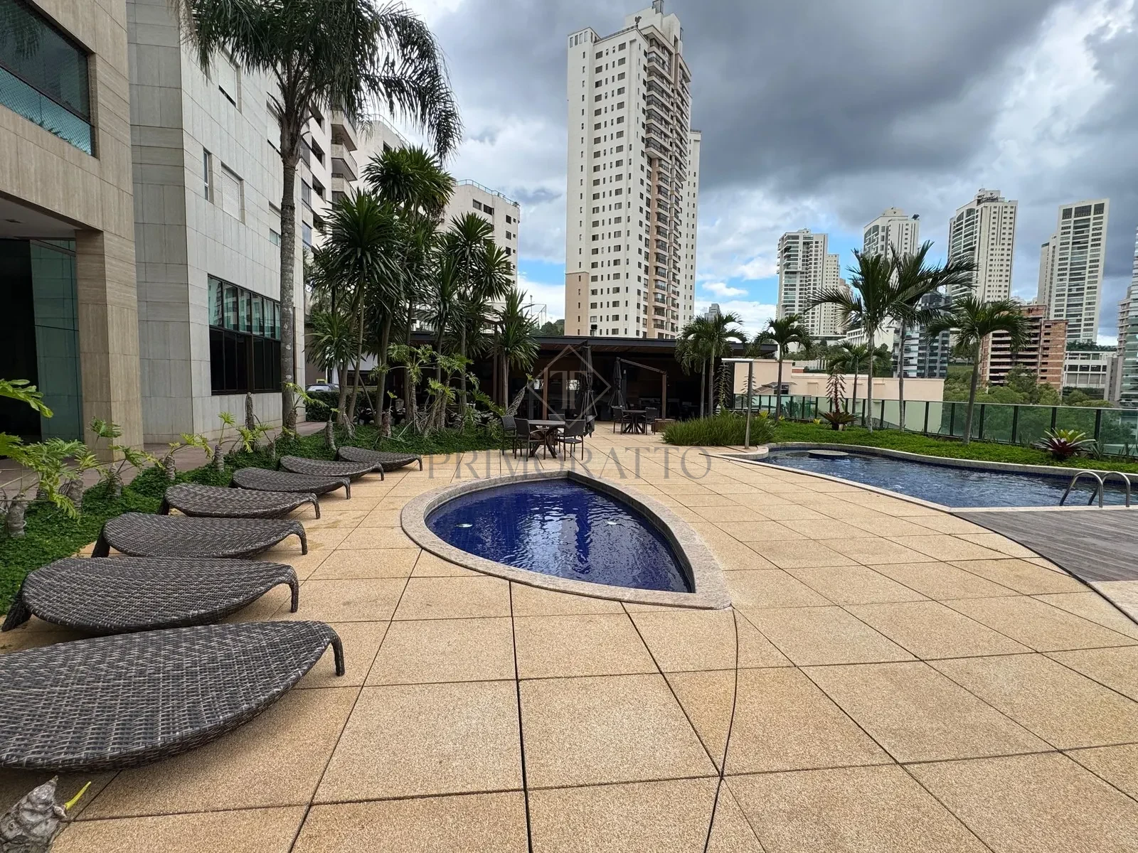 Deck e espreguiçadeiras