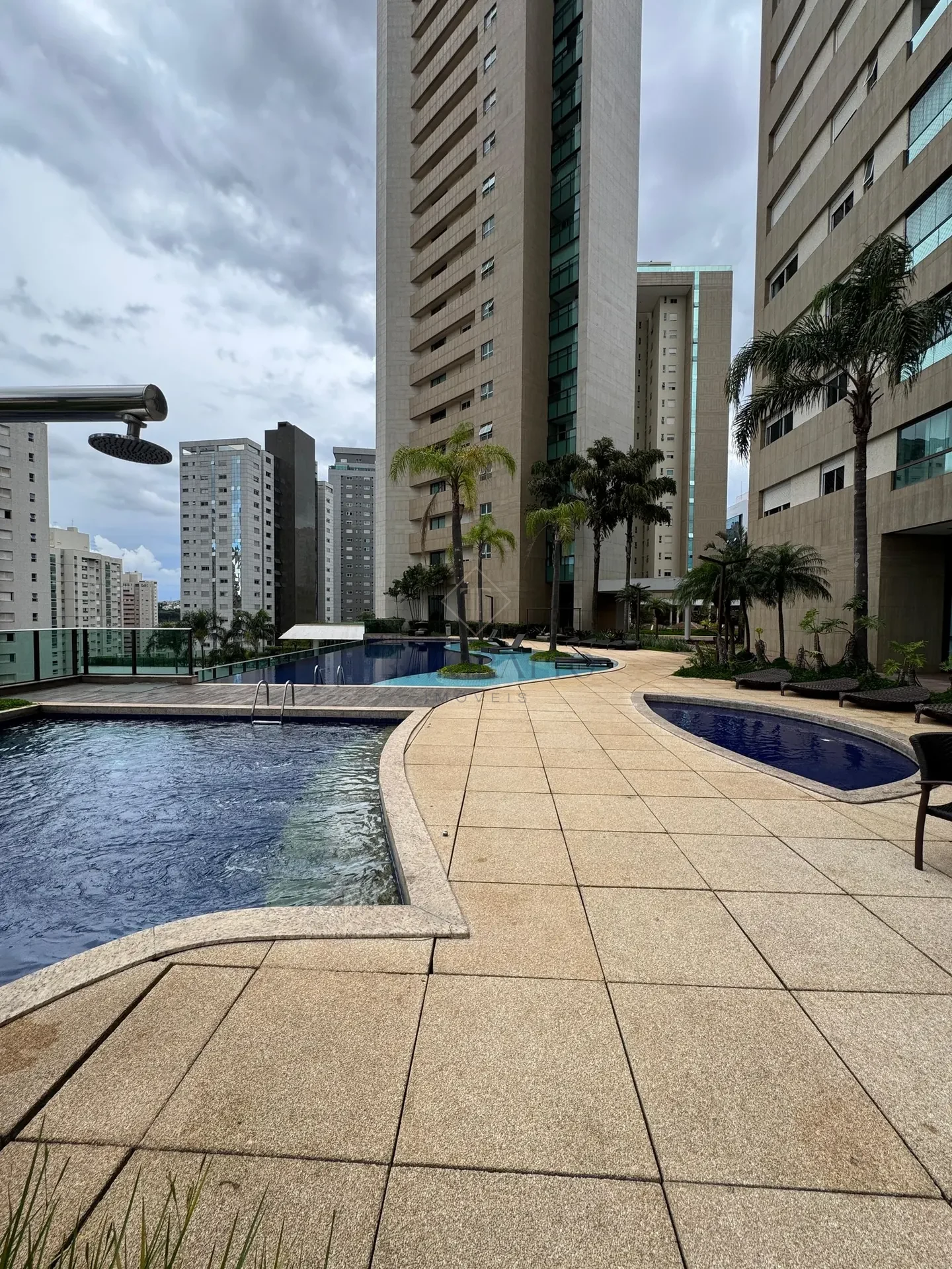 Piscina com cascata