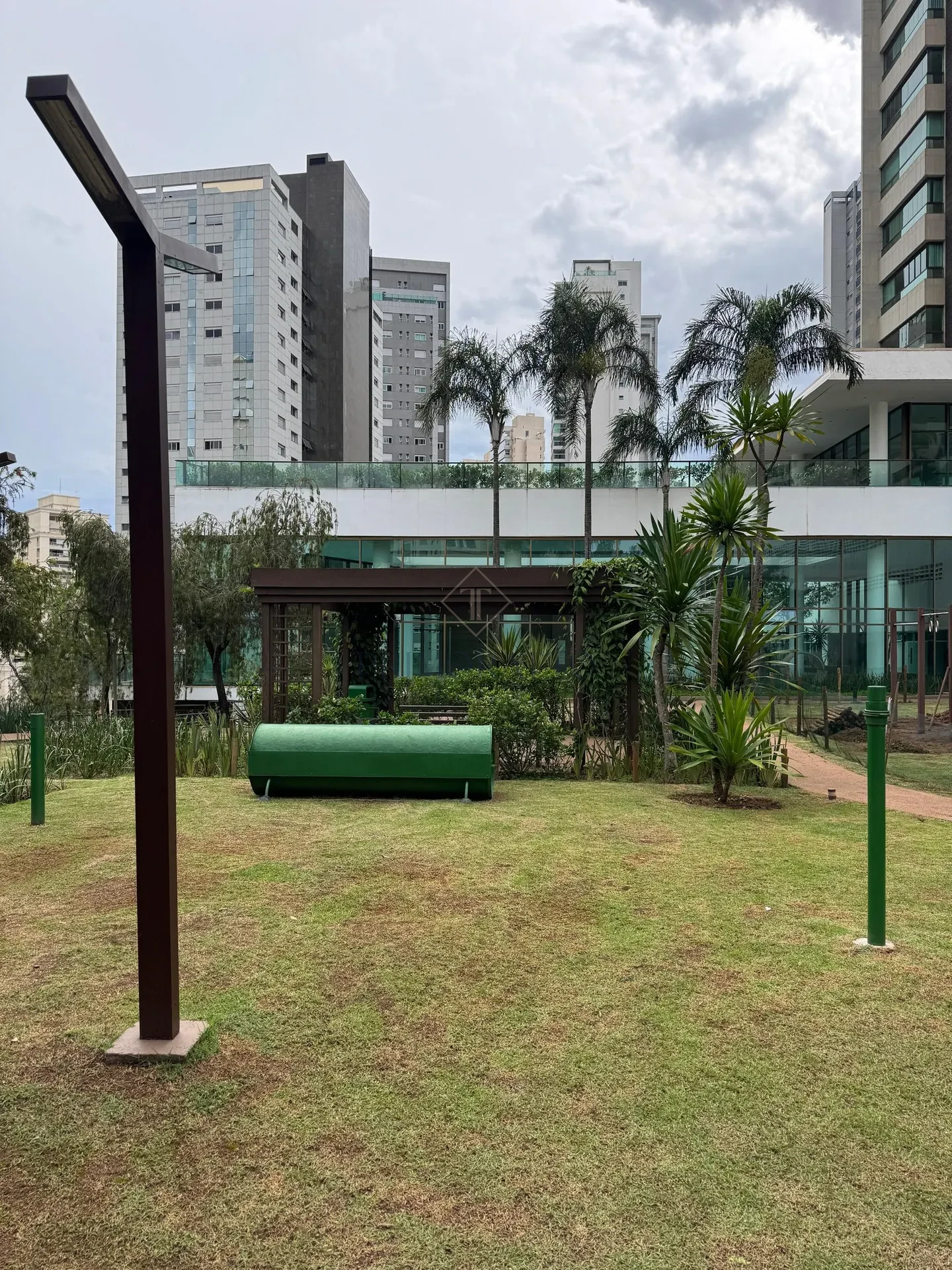 Área verde com espaço fitness ao ar livre