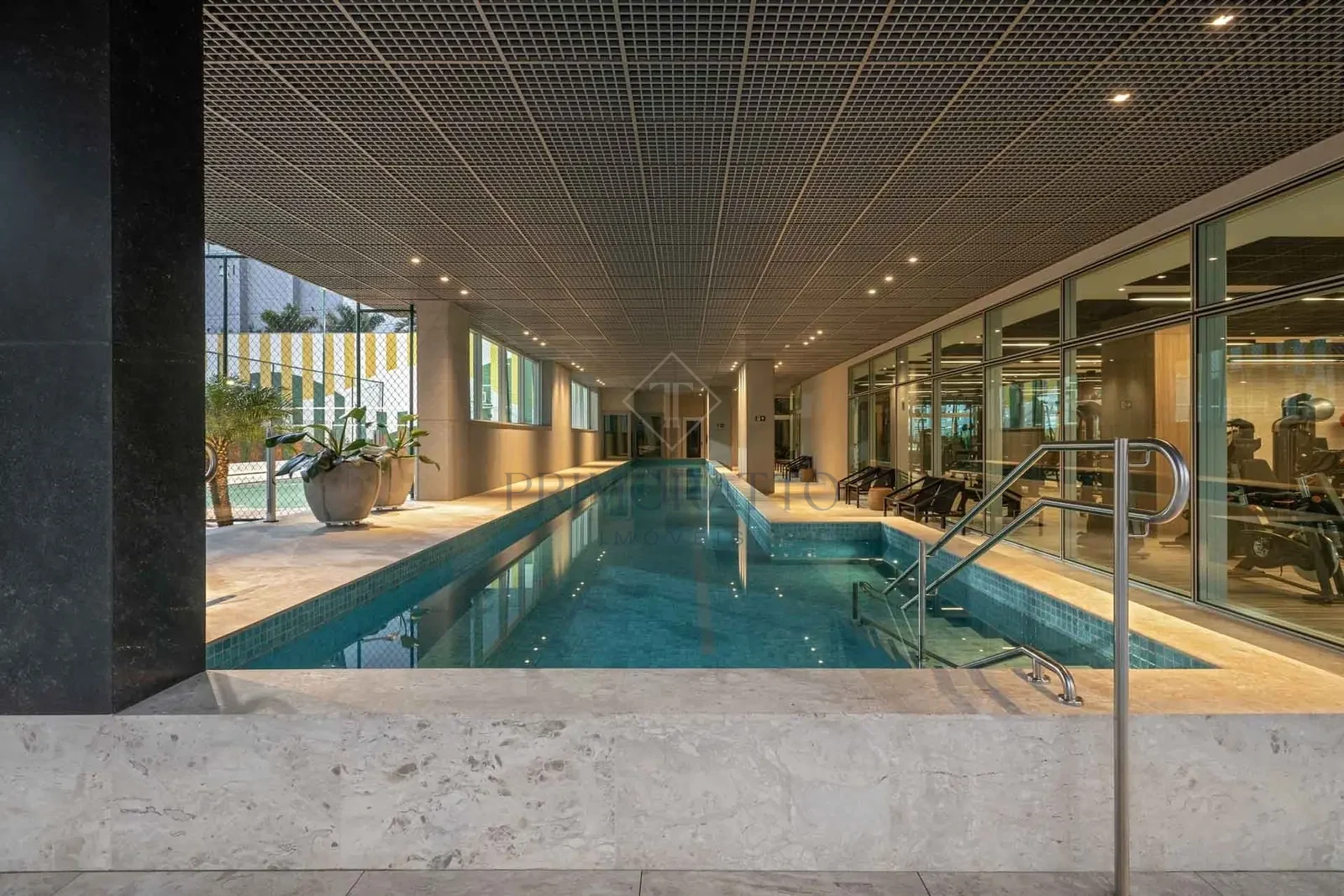 Piscina coberta aquecida com raia