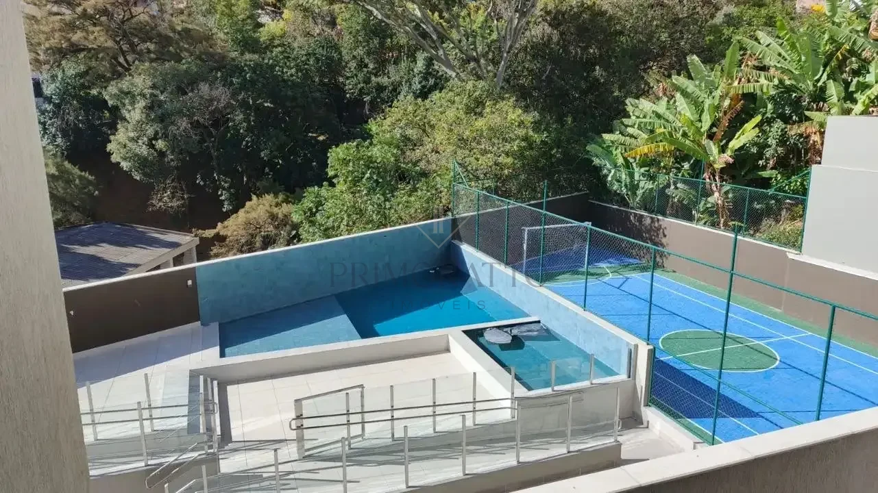 Piscina E Quadra Poliesportiva